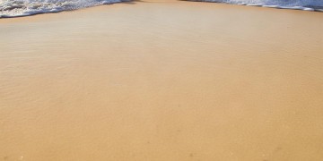 中间沙滩两边海浪到底是哪首歌？