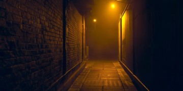 路灯下踏出新究竟是哪首歌？