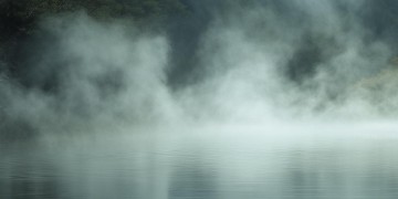 一层薄雾把我们隔离究竟是哪首歌？