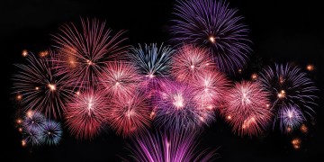 世间的烟花如实现是哪首歌？